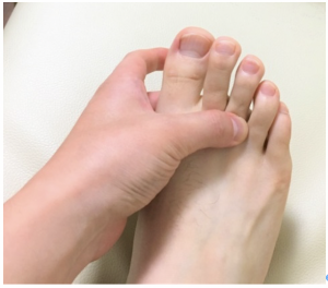 の 付け根 の 指 裏 痛み 足 痛風？「足の親指の付け根が痛い」今できる対処法。病院は何科？